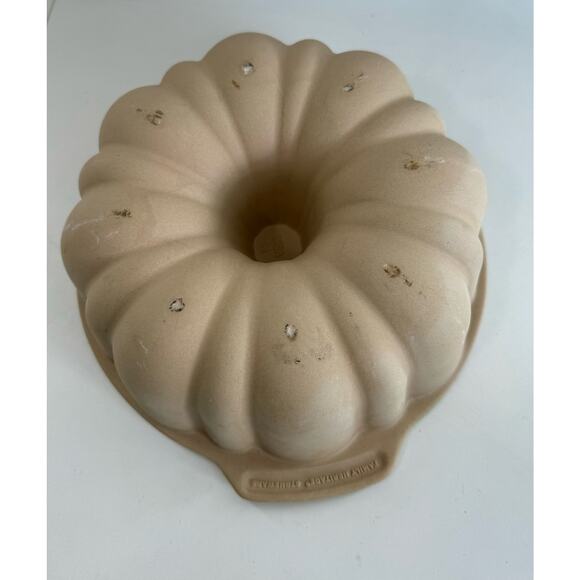 The Pampered Chef Family Heritage Collection Stoneware 10" Fluted Bundt Pan - Picture 5 of 7